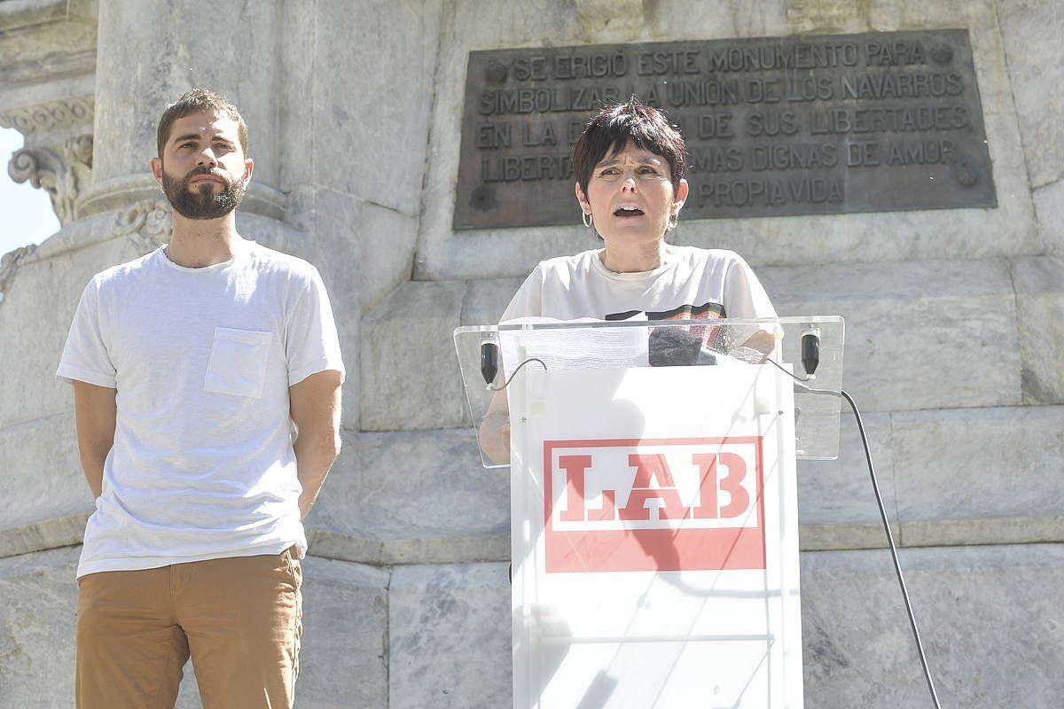 Imanol Karrera eta Garbiñe Aranburu, gaur, foruen monumentu aurrean. IDOIA ZABALETA / FOKU