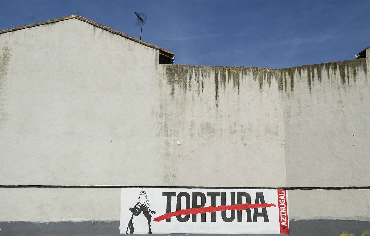 Torturaren aurkako mural bat Burlatan. JAGOBA MANTEROLA / FOKU