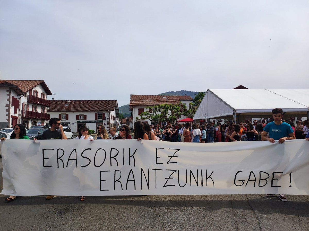 Manifestazioa egin dute Baigorrin, Nafarroaren egunean gertatu sexu erasoa salatzeko. BERRIA