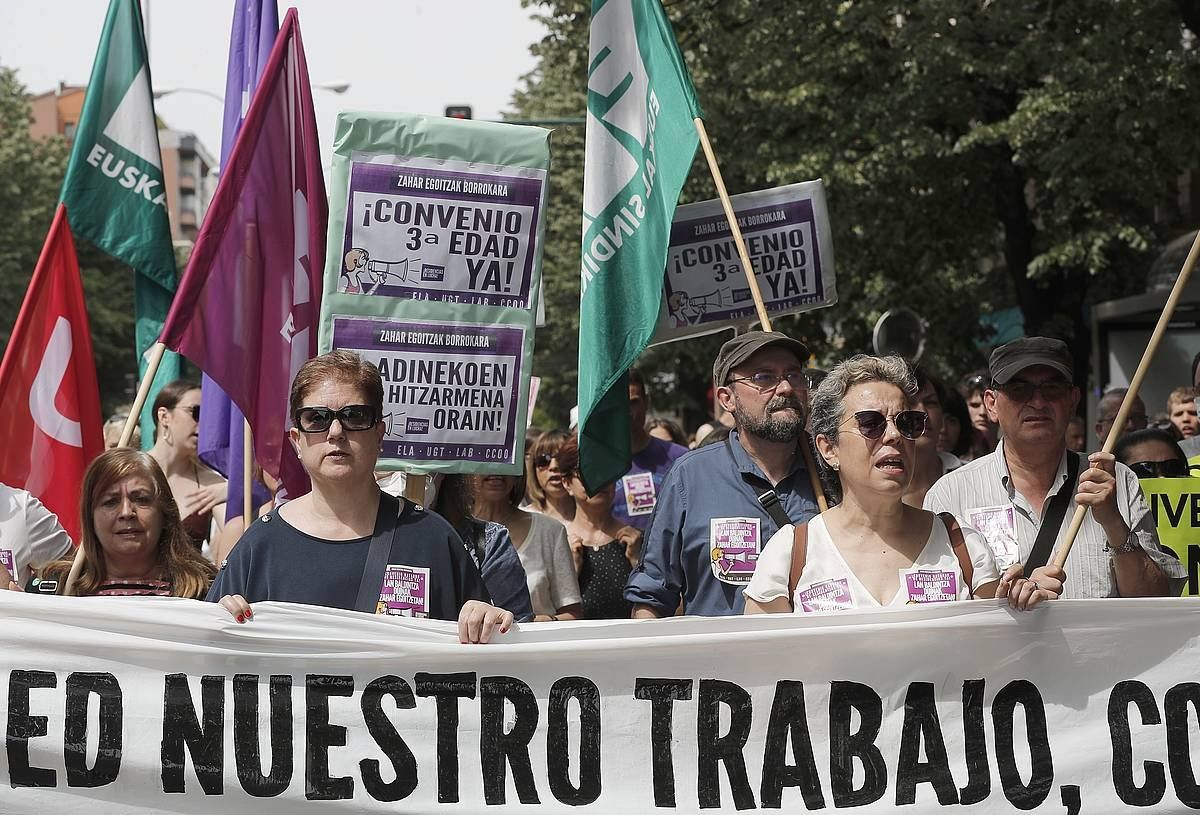Egoitzetako langileek manifestazioa egin dute gaur Iruñean. VILLAR LOPEZ / EFE