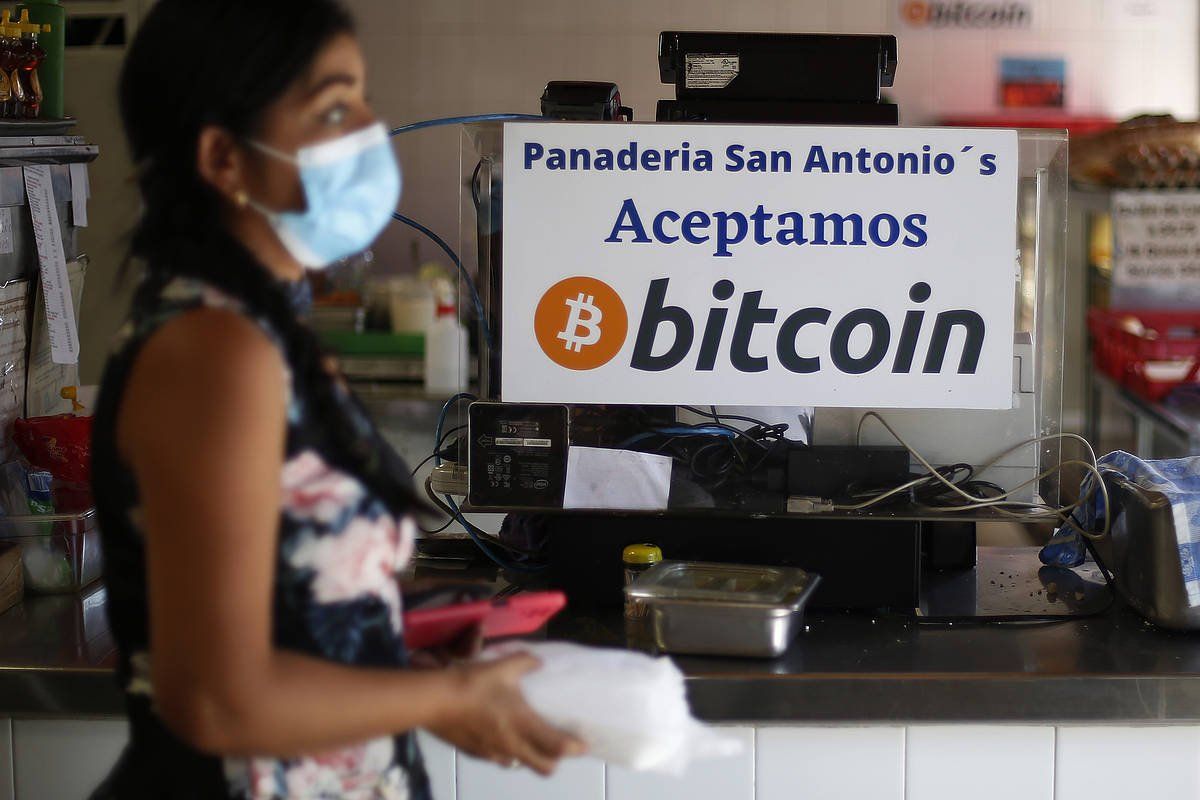 Emakume bat bitcoin-ak diru gisa onartzen dituen okindegi batean, Santa Tecla hirian (El Salvador).. RODRIGO SURA / EFE