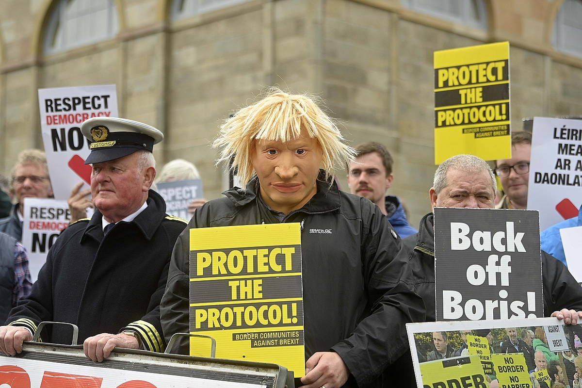 Boris Johnsonen kontrako protesta bat egin dute, gaur, Belfasten. EFE