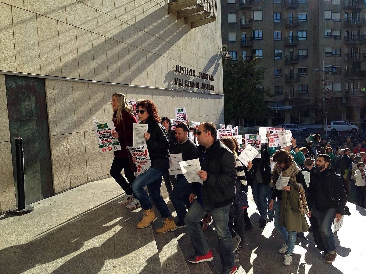 Zoru Klausulak Stopeko kideak, Donostiako auzitegian, 2015ean. BERRIA