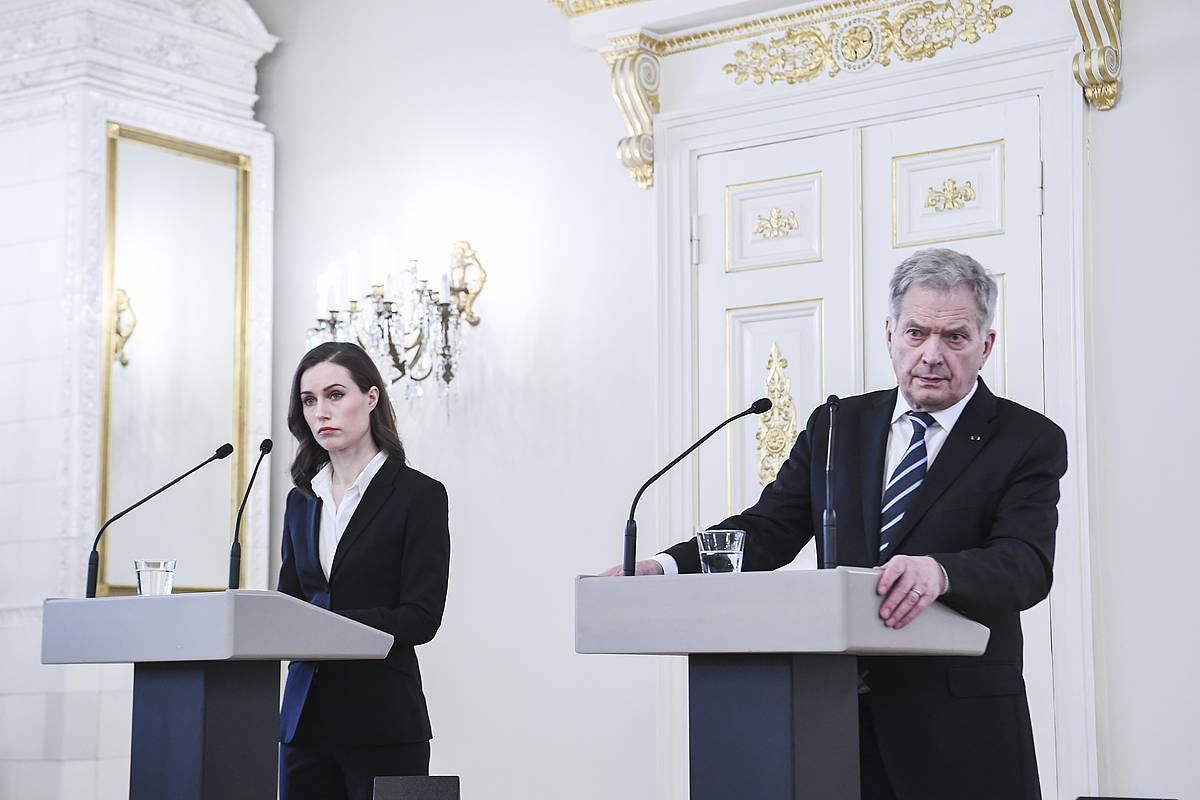 Finlandiako presidente Sauli Niinisto eta Sanna Marin lehen ministroa, Helsinkin egindako agerraldi bateratuan. KIMMO BRANDT / EFE