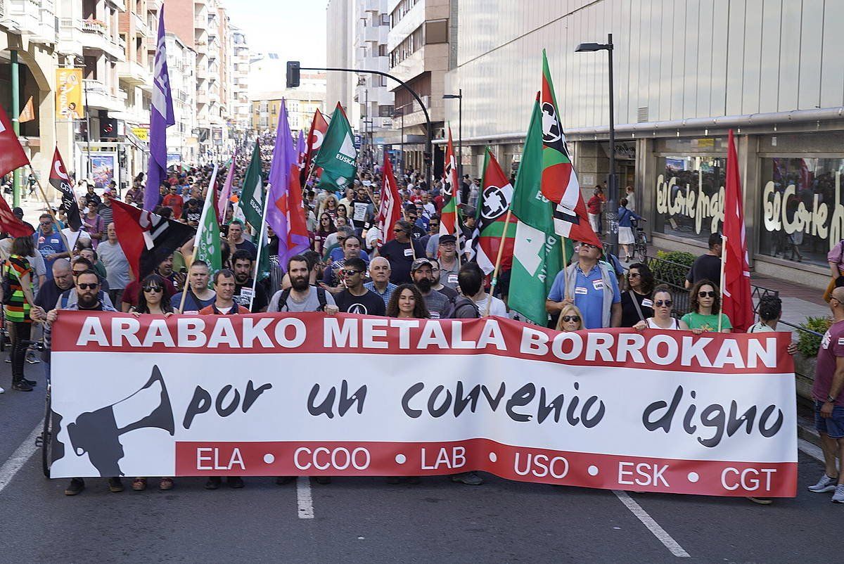 Milaka lagun bildu dira manifestazioan. RAUL BOGAJO/ FOKU