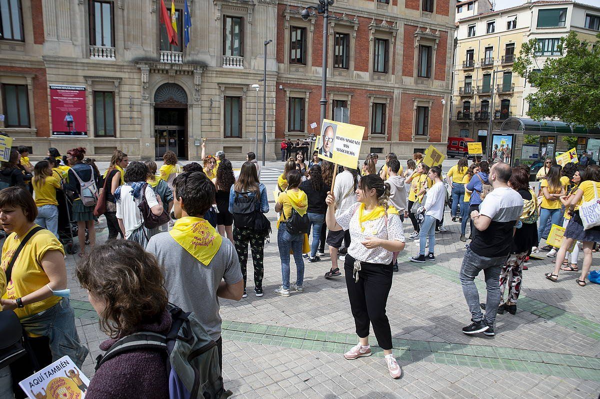 Nafarroako Parlamentuaren aurrean protesta egin dute 0-3 Plataformako kideek. IÑIGO URIZ / FOKU