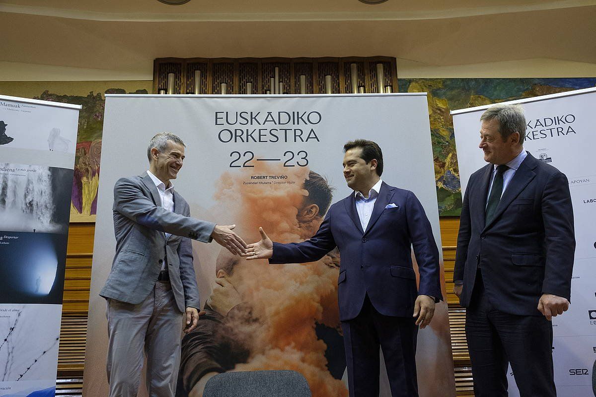 Oriol Roch, Robert Treviño eta Bingen Zupiria, Euskadiko Orkestrak Donostian duen egoitzan, 2022-2023 denboraldiaren aurkezpenean. JON URBE / FOKU