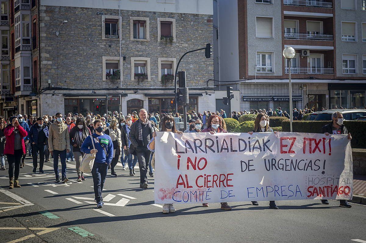 Gasteizko Santiago ospitaleko larrialdien itxiera salatzeko manifestazio bat. JAIZKI FONTANEDA/ FOKU