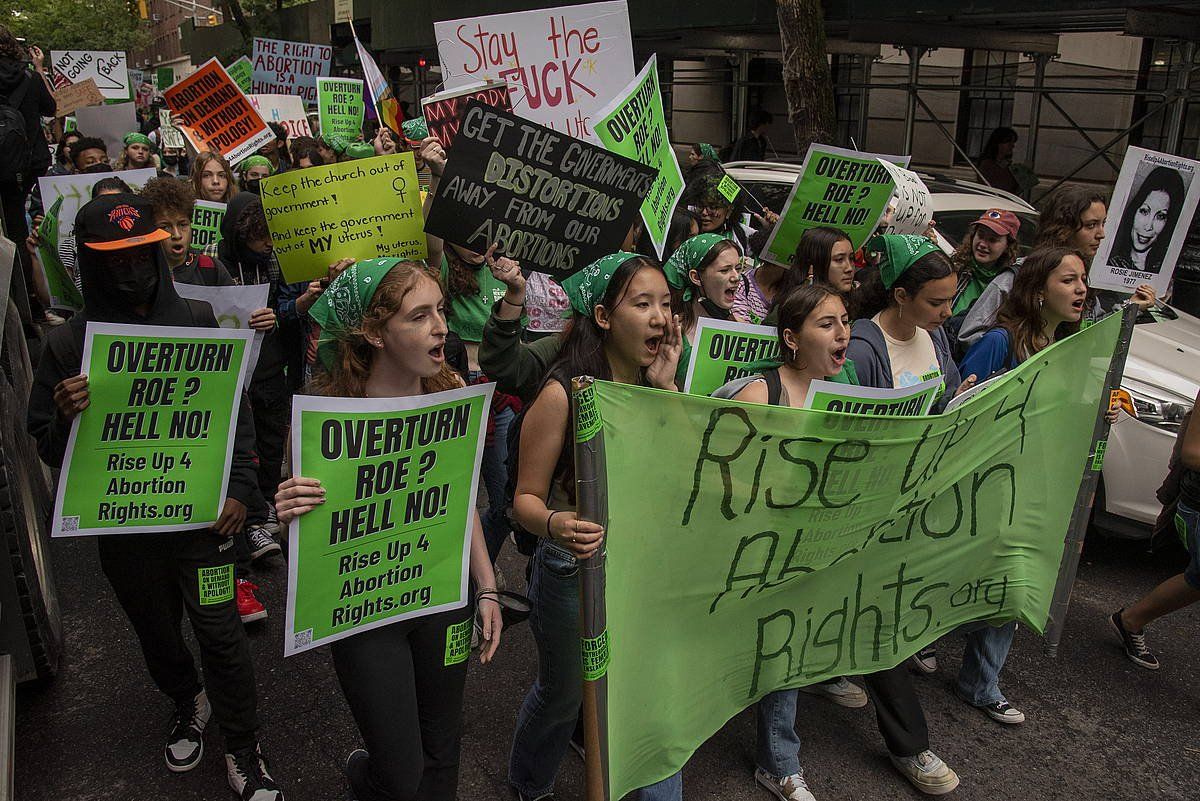 Abortuaren aldeo manifestazio bat, New Yorken, atzo. SARAH YENESEL / EFE