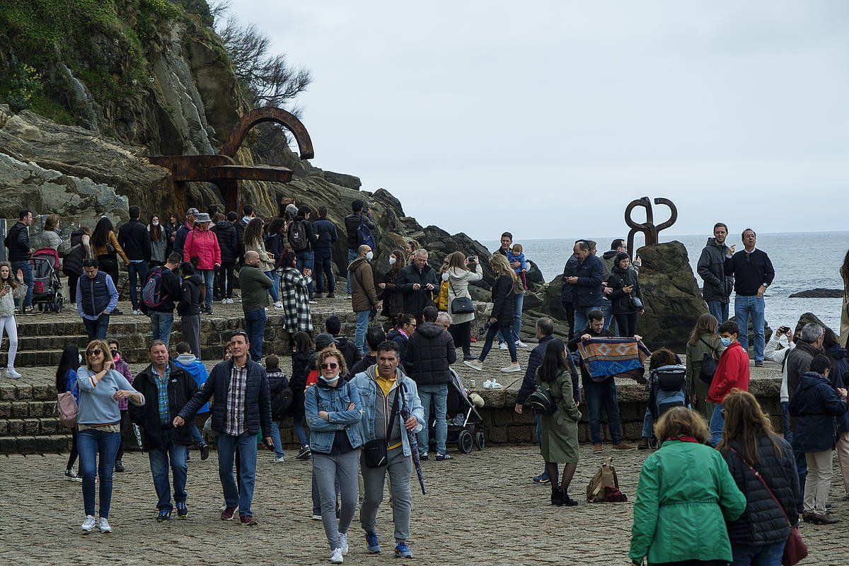 Turistak Donostia Haizearen Orrazian, Aste Santuan. JON URBE / FOKU