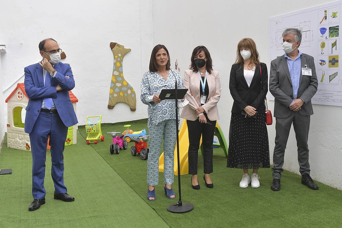 Jaime Tapia espetxe-arloko aholkularia, Artolazabalekin eta Araba, Bizkai eta Gipuzkoako espetxeetako zuzendariekin. IDOIA ZABALETA/FOKU