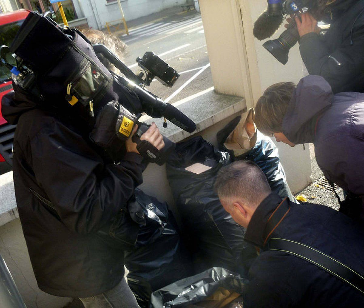 Izaskun Lesaka eta Joseba Iturbide atxilotu zituzteneko irudi bat, Maconen (Frantzia). Argazkian, kazteriak, poliziak ahaztutako poltsak arakatzen. JAVIER VILLAGARCIA / EFE