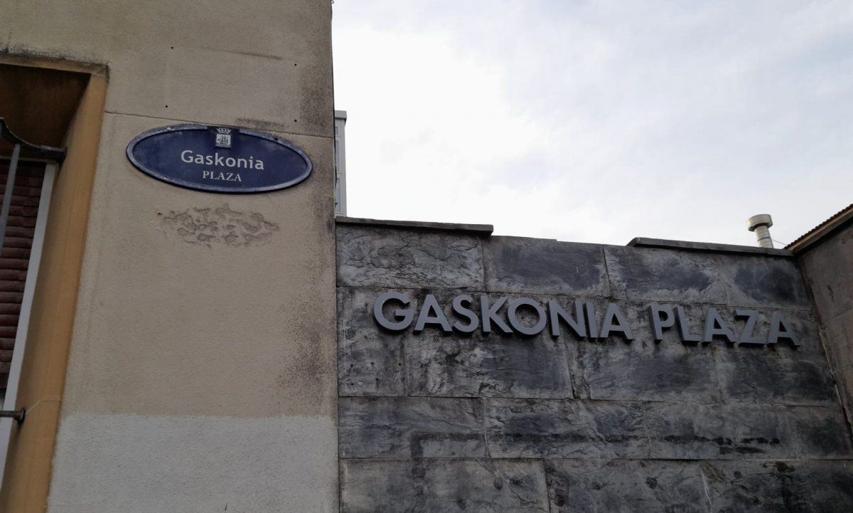 Plaka, kenduta, Donostiako Gaskonia plazan. JOSEBA ALVAREZ