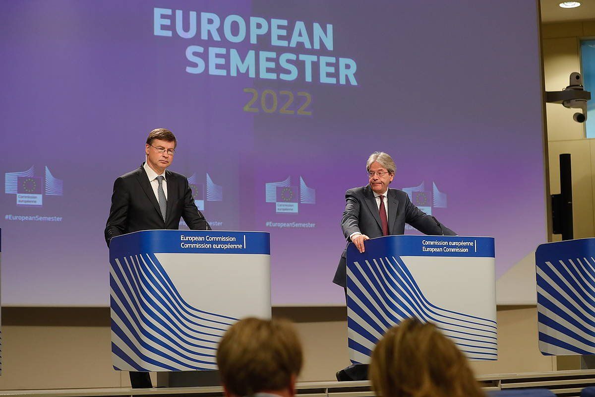 Valdis Dombrovskis eta Paolo Gentiloni, gaur, Bruselan. STEPHANIE LECOCQ / EFE