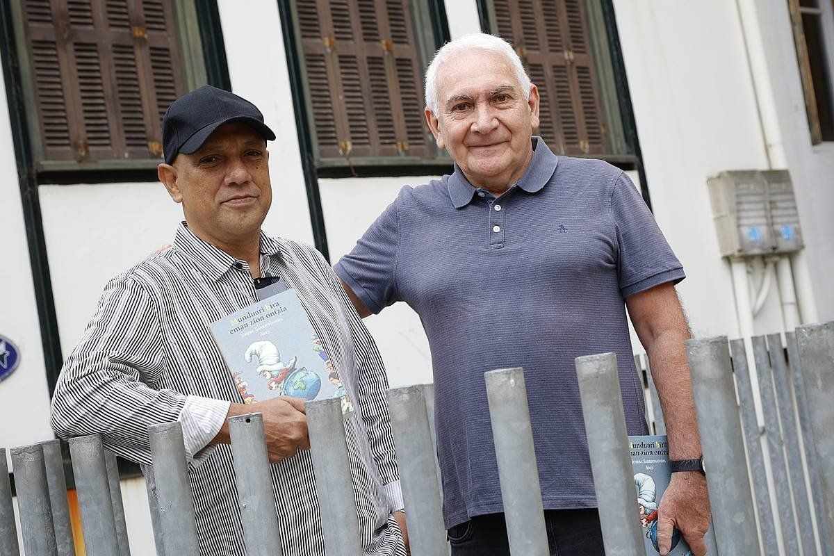 Aristides Hernandez 'Ares' eta Joseba Sarrionandia, gaur, Donostian, 'Munduari bira eman zion ontzia' liburua eskuan dutela. MAIALEN ANDRES / FOKU