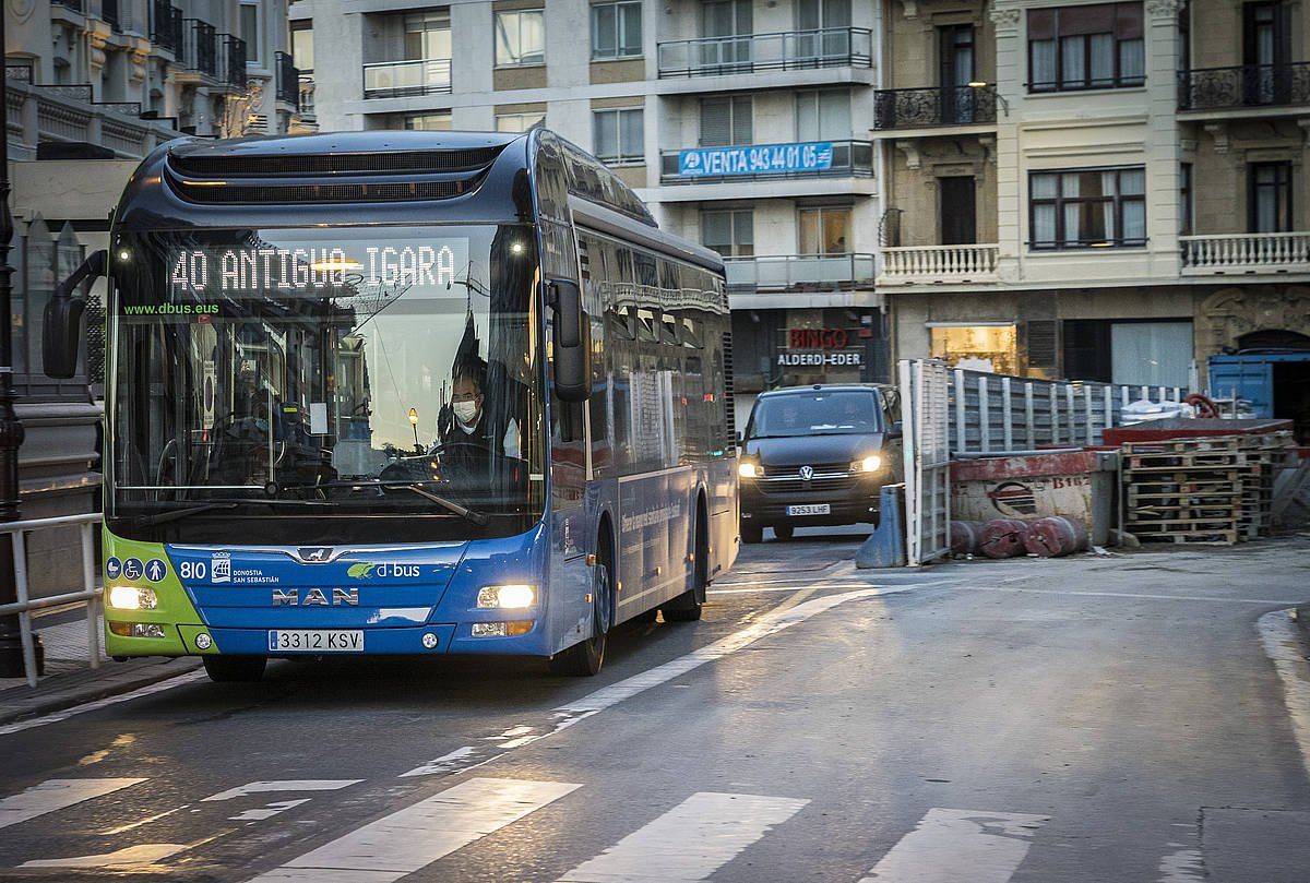 Autobus bat, Donostian, artxiboko irudi batean. GORKA RUBIO / FOKU