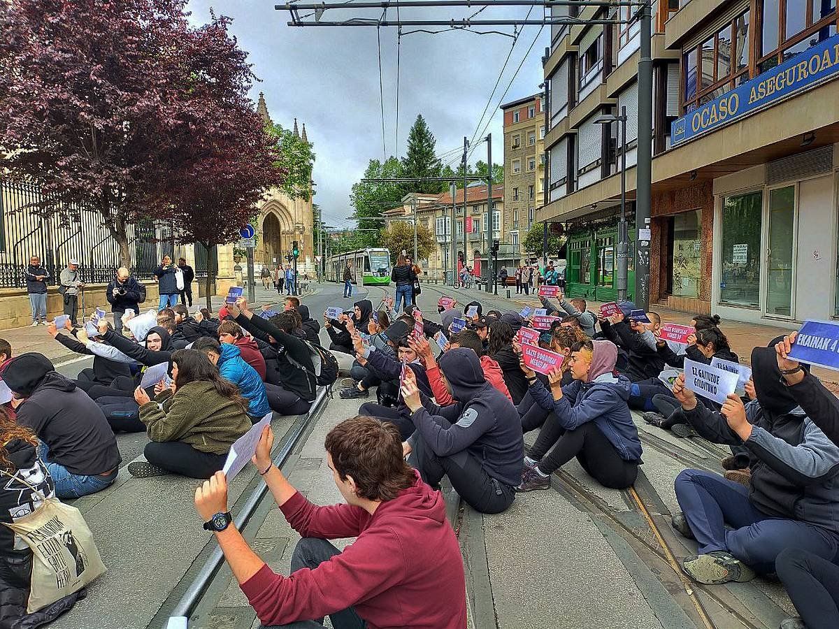 Ernaiko gazteak, gaur, Eusko Legebiltzarraren aurrean eserita. ERNAI