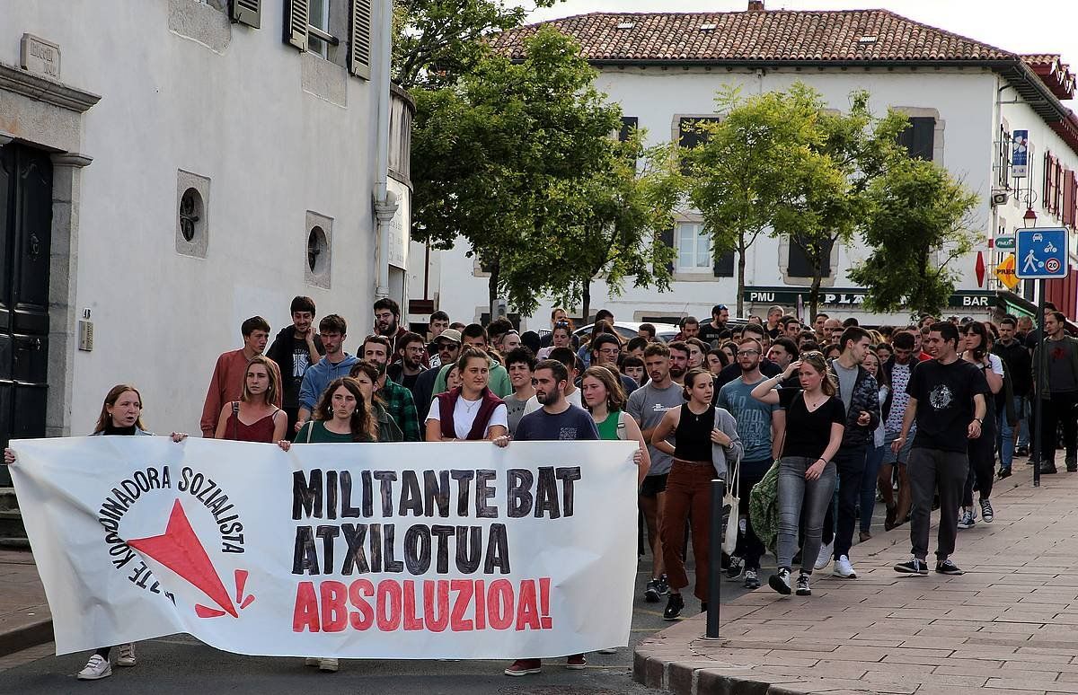 Darasperen askatzea galdetzeko protesta, iragan ostiralean, Urruñan. BOB EDME