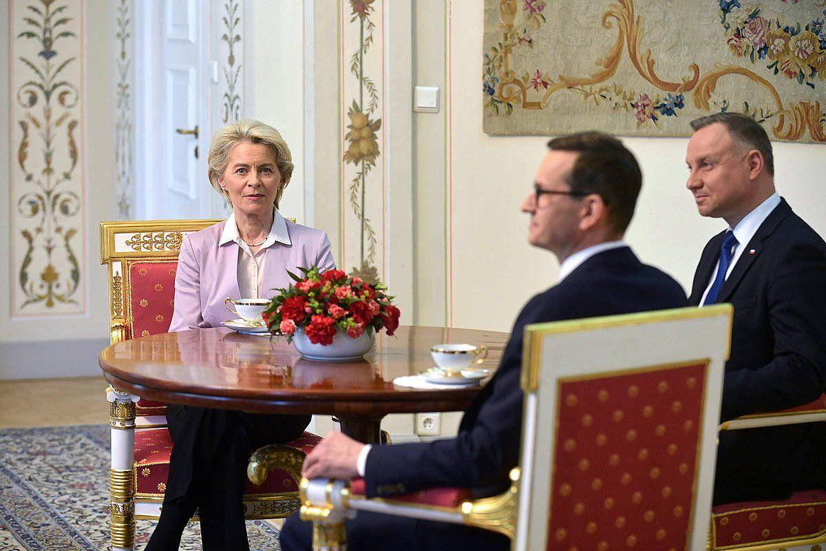 Ursu von der Leyen, gaur, Varsovian, parean Mateusz Morawiecki Poloniako lehen ministroa duela, eta ezkerren Andrezj Duda presidente. EFE