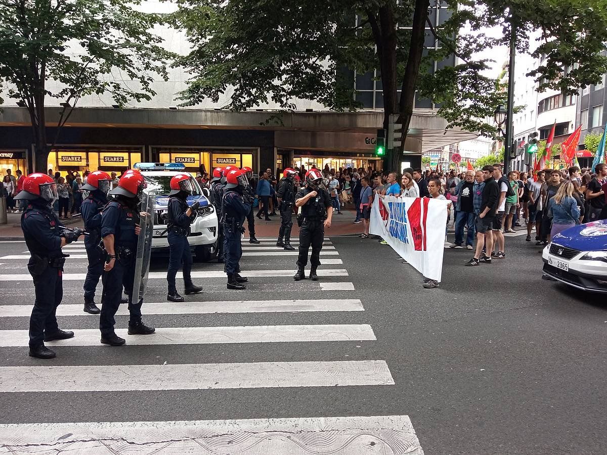 Ertzantzak manifestazioa geldiarazi duen unea. Kale Nagusian izan da, BBVAren egoitzaren aurrean. BERRIA