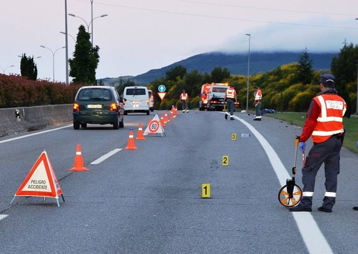 Zenbait foruzain istripu baten ondotik errepidea kontrolatzen, Artaxoan (Nafarroa), artxiboko irudi batean. FORUZAINGOA