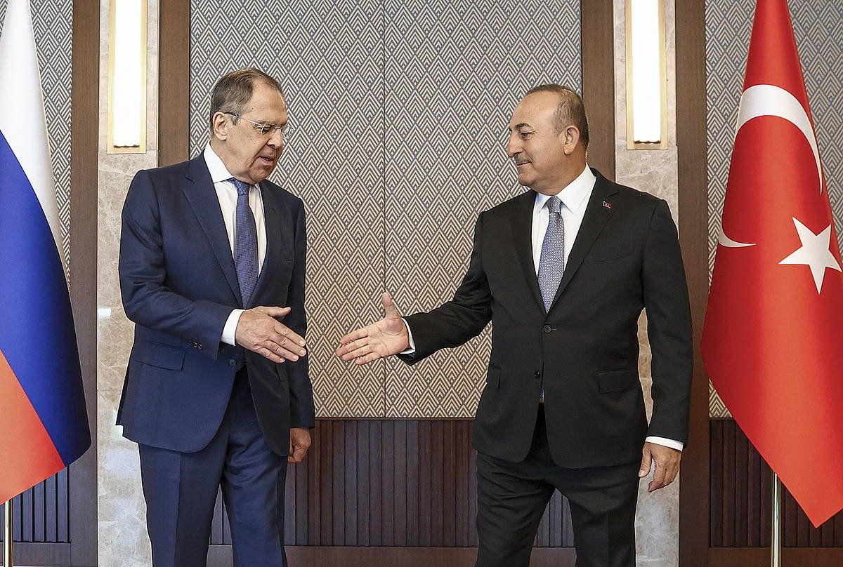 Errusiako Atzerri ministro Sergei Lavrov eta Mevlut Cavusoglu Turkiakoa, gaur, Ankaran. ERRUSIAKO ATZERRI MINISTERIOA / EFE