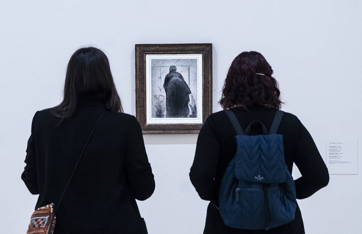 Bi emakume, Georges Seurat artistaren marrazki bati begira, Bilboko Guggenhim museoan. MARISOL RAMIREZ / FOKU