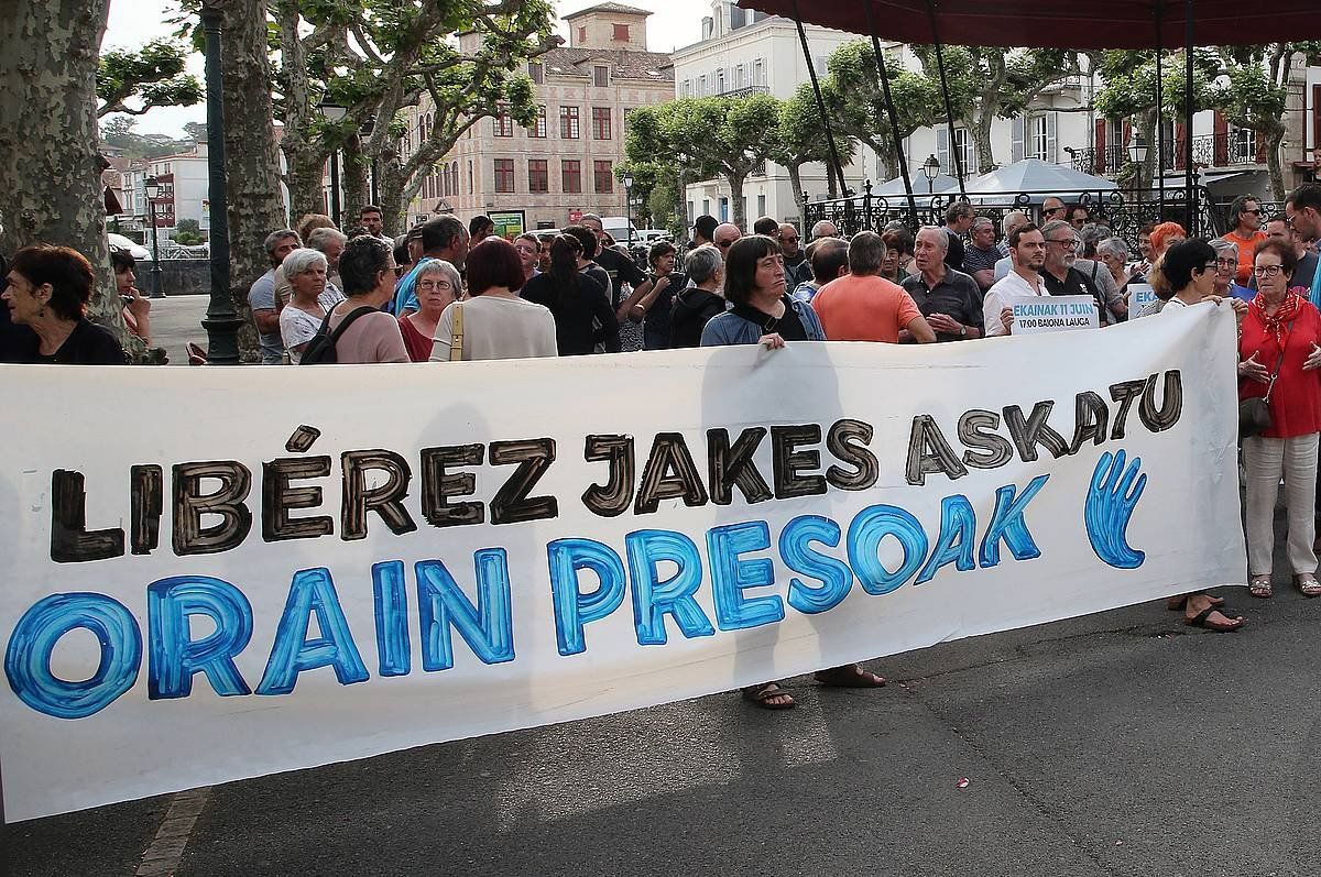 Maiatzean Jakes Esal presoaren askatasuna galdetzeko protesta, Donibane Lohizunen. BOB EDME