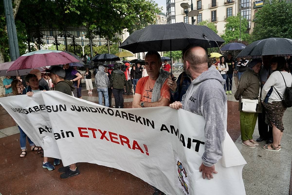 Atristain espetxeratu izana salatzeko Sarek Donostian egindako elkarretaratzea, duela bi aste, Bulebarrean. ANDONI CANELLADA / FOKU