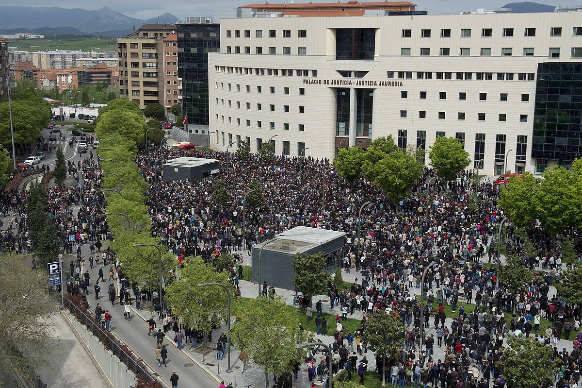 Mugimendu feministaren protesta bat, Nafarroako Auzitegi Nagusiaren aurrean, artxiboko irudi batean. IÑIGO URIZ / FOKU
