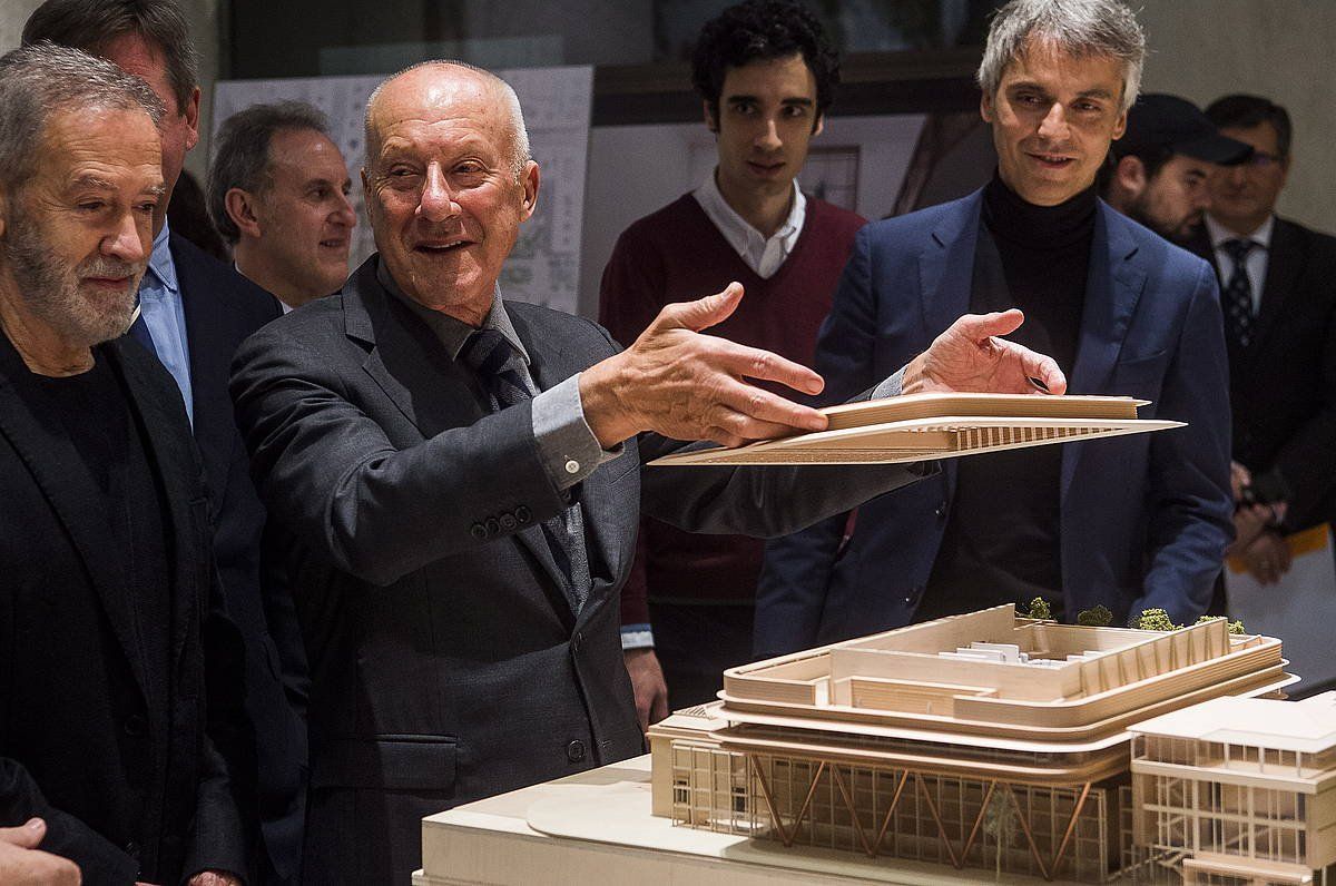Norman Foster arkitektoa Bilboko Arte Ederren Museoan, handitze proiektuaren maketarekin. LUIS JAUREGIALTZO / FOKU
