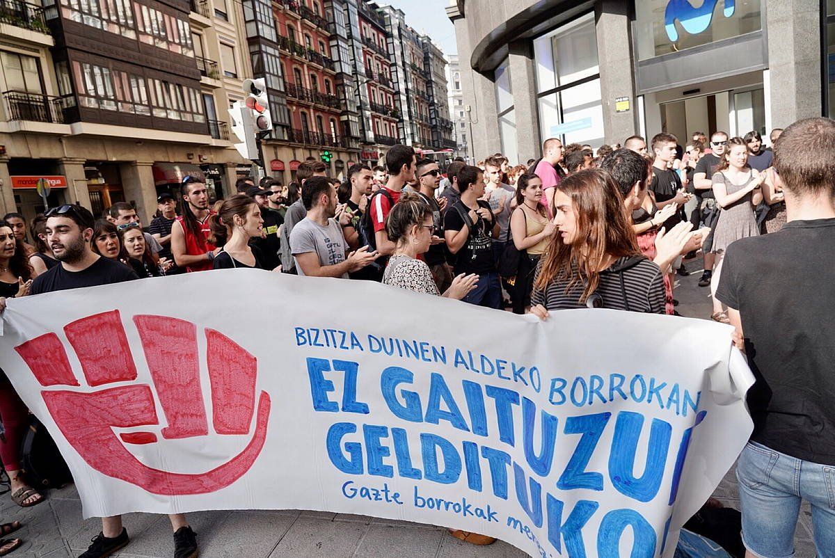 Ernairen protesta Bilboko auzitegiaren atarian, gaur goizean. MARISOL RAMIREZ / FOKU