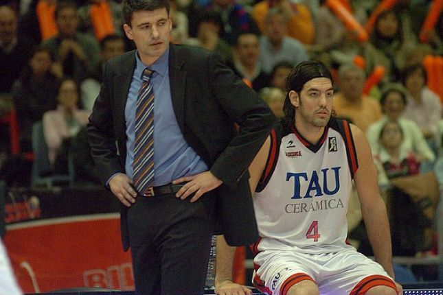 Velimir Perasovic gasteiztarren aulkian, 2007ko urtarrilean, atzean Luis Scola jokalaria duela. LUIS JAUREGIALTZO / ARGAZKI PRESS Velimir Perasovic gasteiztarren aulkian, 2007ko urtarrilean, atzean Luis Scola jokalaria duela. LUIS JAUREGIALTZO / ARGAZKI PRESS