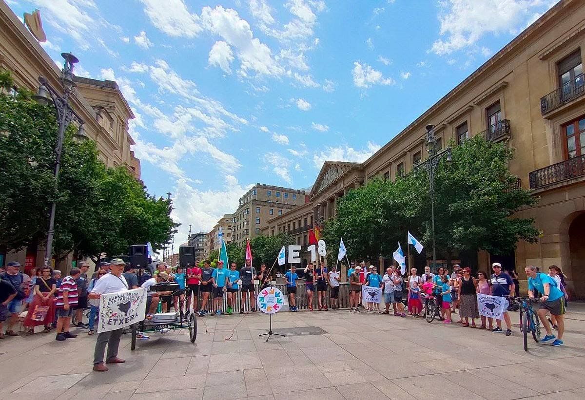 Larunbateko manifestaziora deitzeko lasterketa bat, ekainaren 4an, Iruñean. BERRIA