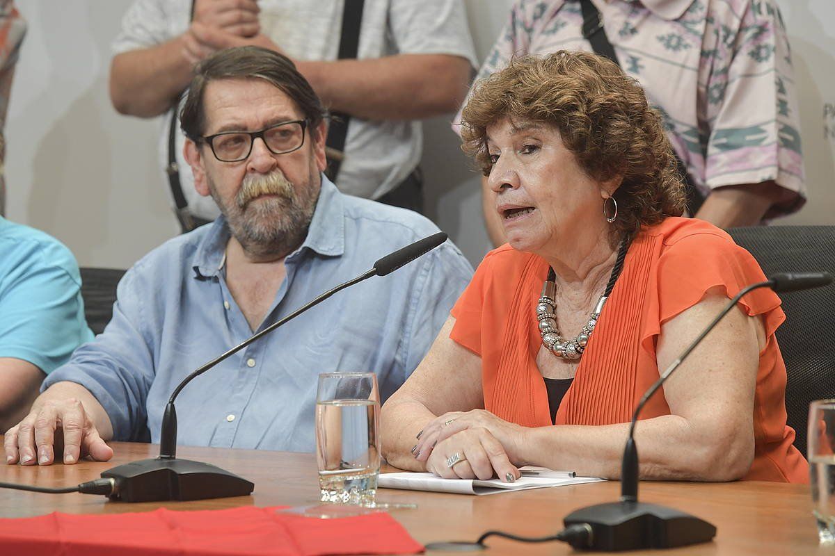 Julieta Bandirali, gaur, Nafarroako Parlamentuan, Sanferminak 78 Gogoan taldeko Fermin Rodriguezekin batera. IDOIA ZABALETA / FOKU