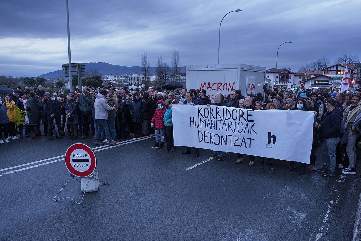 Europaren migrazio politiken kontrako elkarraratzea Irungo Behoako zubian, artxiboko irudian. JON URBE, FOKU