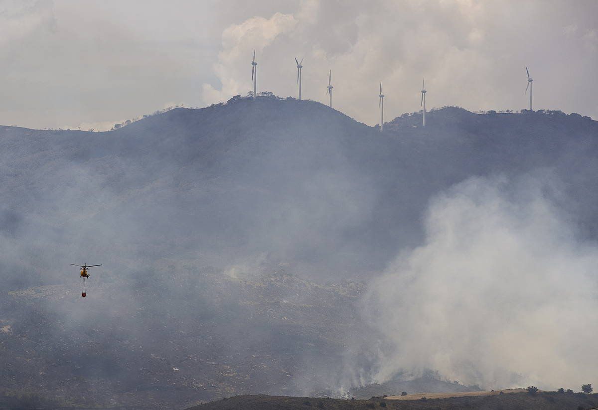 Helikoptero bat ura hartzen, Eslaba herrian, atzo. VILLAR LóPEZ / EFE