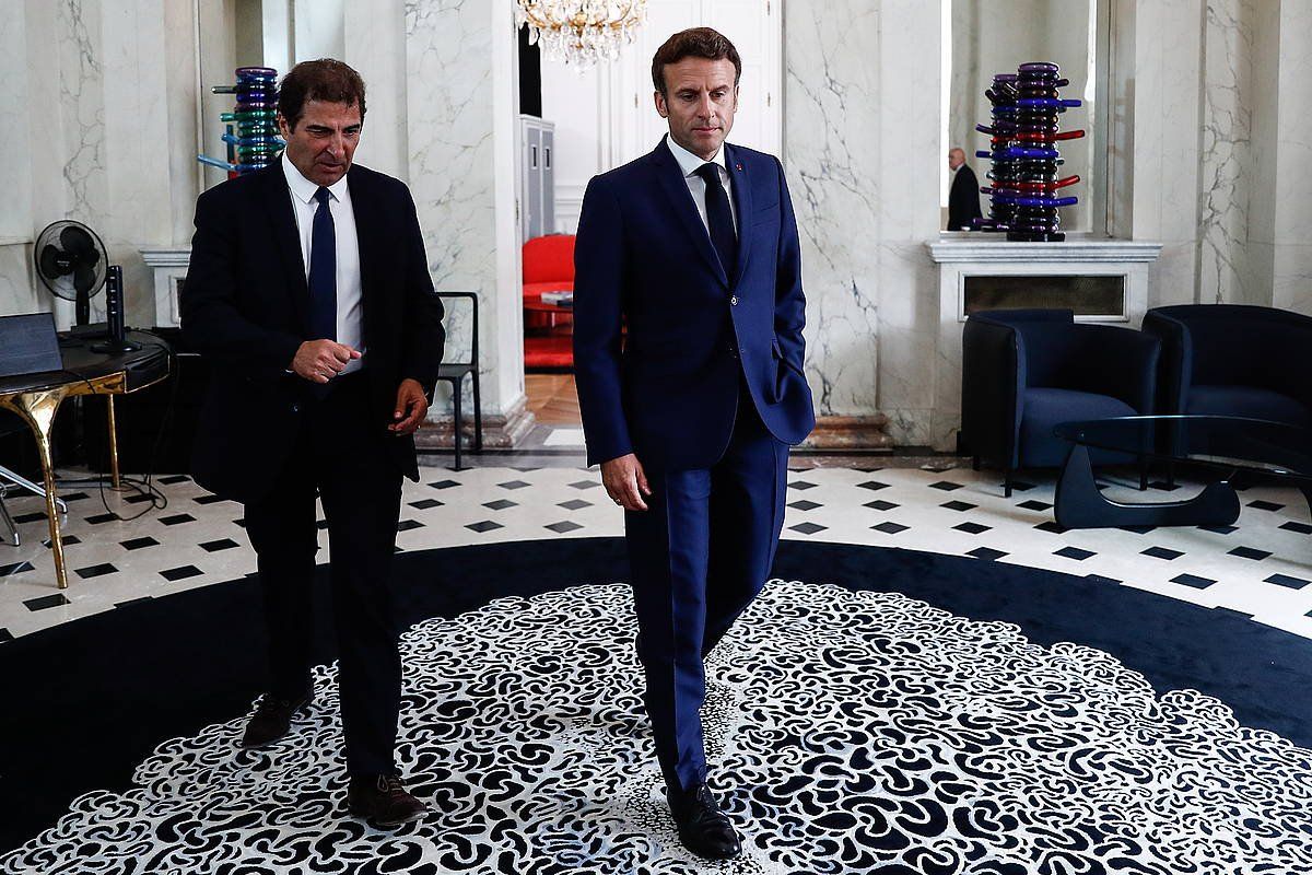 Christian Jacon LR-ren buruzagia —ezkerrean— Emmanuel Macron Frantziako presidentearekin, gaur, Eliseoan. MOHAMMED BADRA / EFE