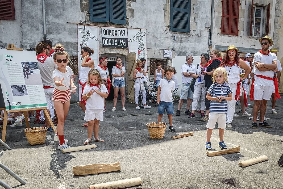 20918ko Baionako besta altenatiboen haurren eguna Patxa plazan. GUILLAUME FAUVEAU