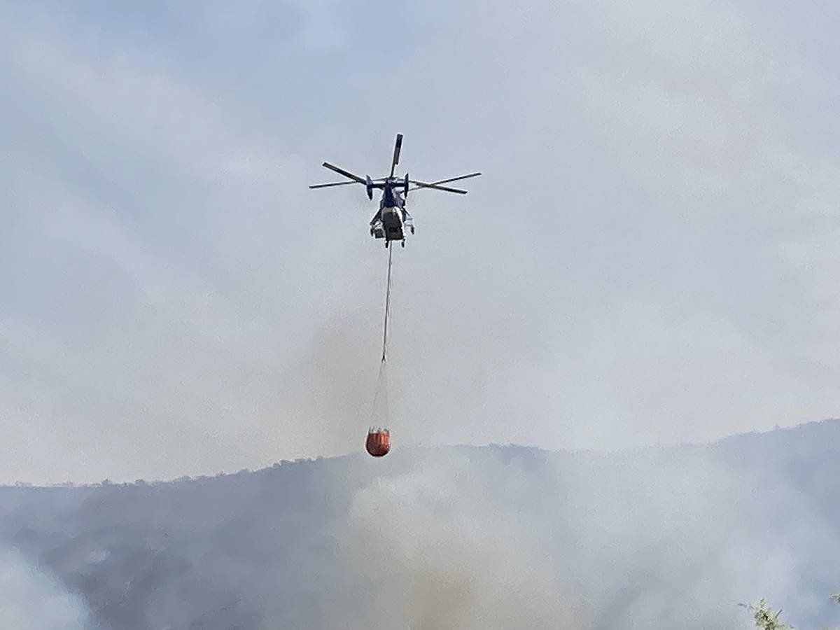 Helikoptero bat sua itzaltzeko lanetan. ANDONI LUBAKI / FOKU