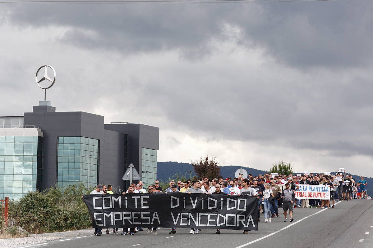 Mercedeseko langileen manifestazioa, gaur. Aurrean, sindikatuen arteko desadostasunak salatu dituzten beharginak. DAVID AGUILAR / EFE