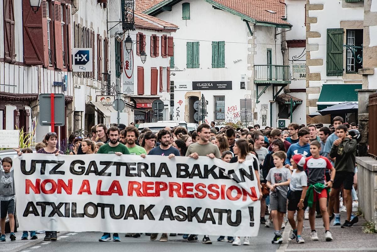 Atxiloketen aurka atzo arratsadean Senperen eginiko protesta. GUILLAUME FAUVEAU