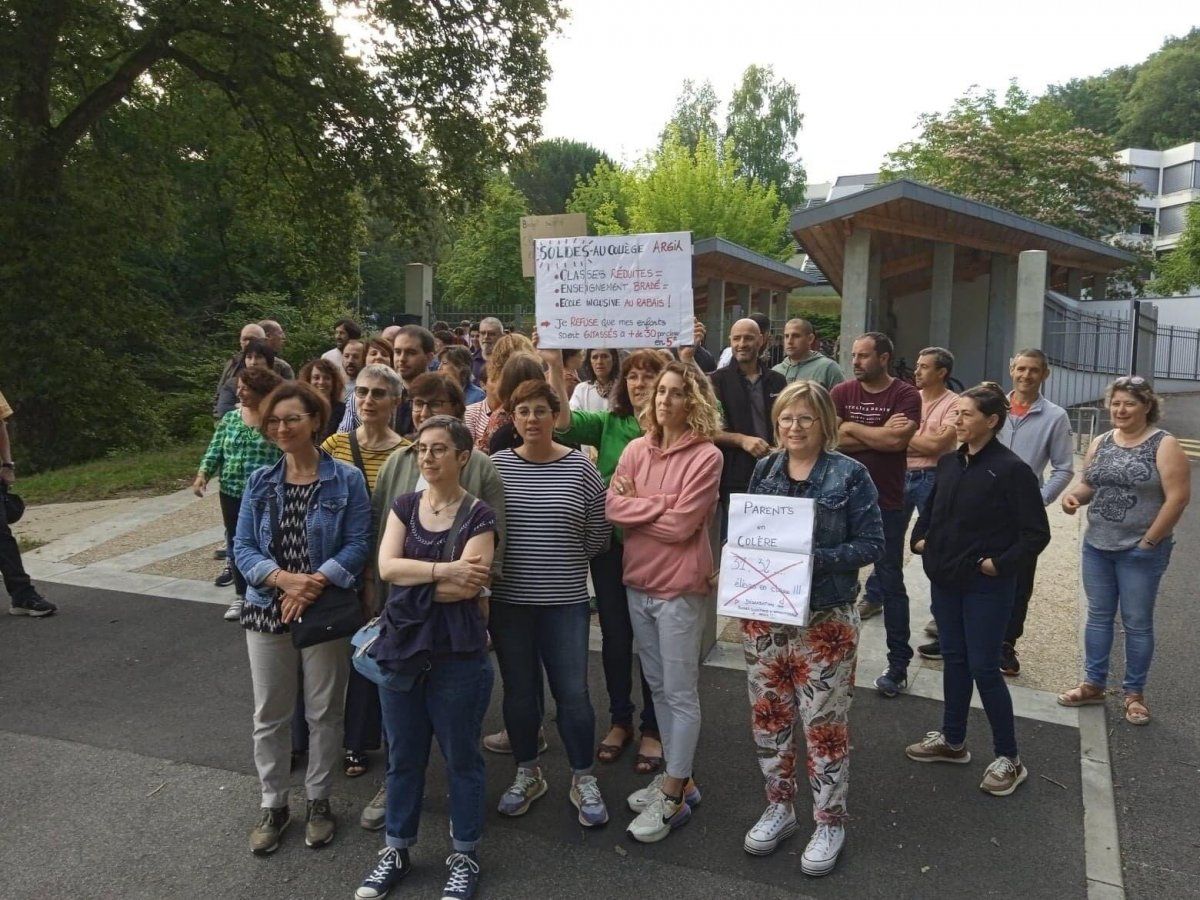 Argia kolegiko guraso talde bat, gaur goizean. EUSKAL IRRATIAK