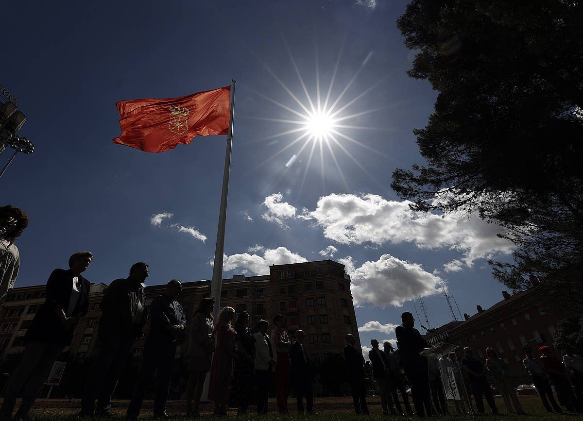 Bandera altxatzeko ekitaldia, gaur, Iruñean. JESúS DIGES / EFE