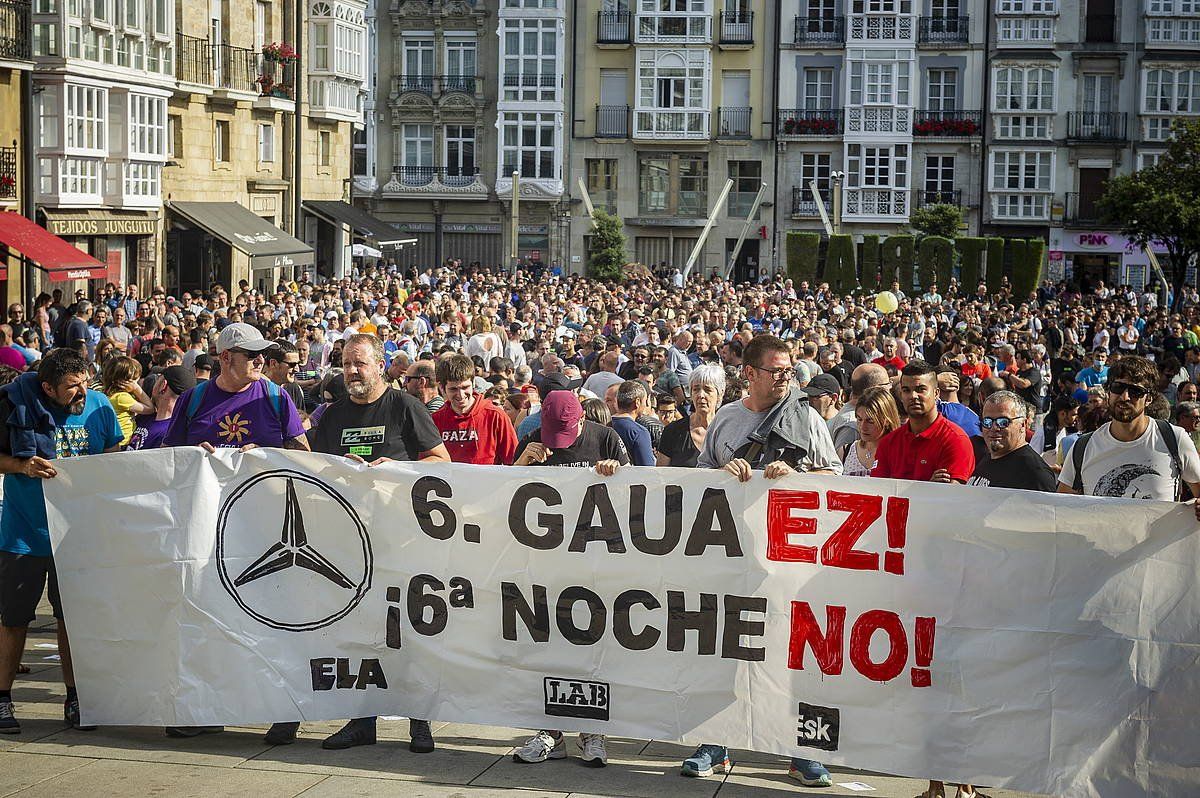 ELAren, LABen eta ESKren aueko seigarren txandaren aukako protesta, atzo, Gasteizen. JAIZKI FONTANEDA / FOKU