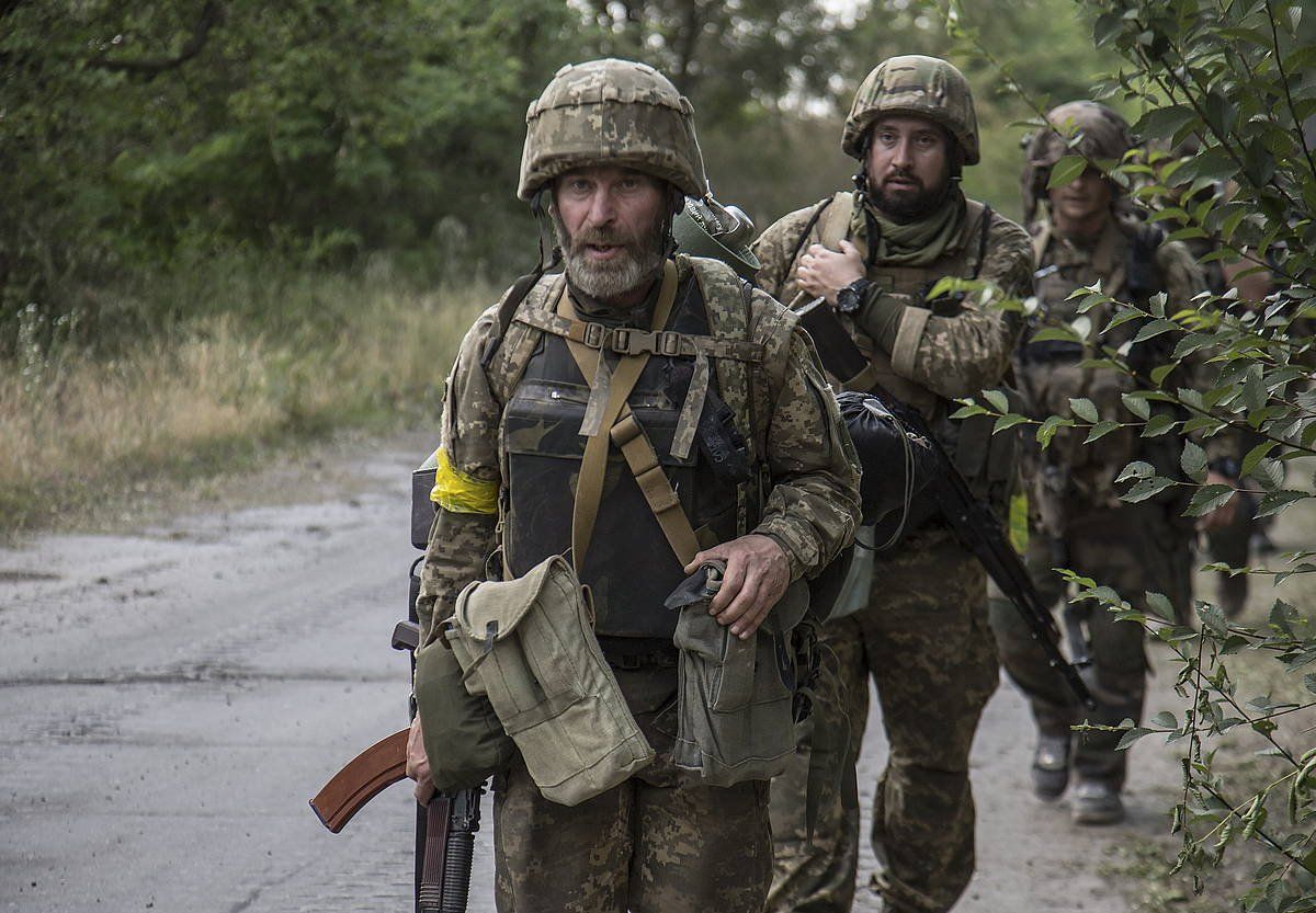 Ukrainako soldaduak, Sievierodonetsk hiritik gertu, Donbass eskualdeko Luhansk probintzian. OLEKSANDR RATUSHNIAK / EFE