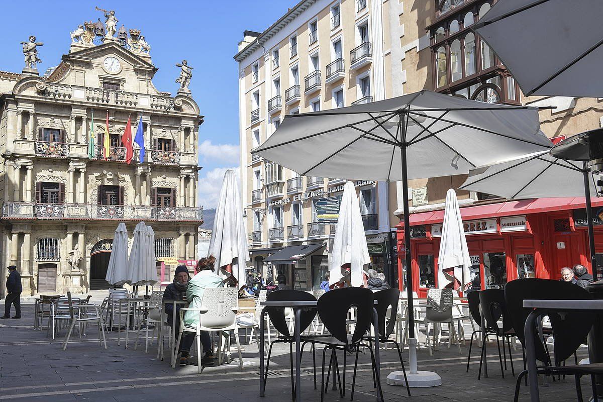 Iruñeko alde zaharrean, udaletxe plazan terraza bat. IDOIA ZABALETA / FOKU