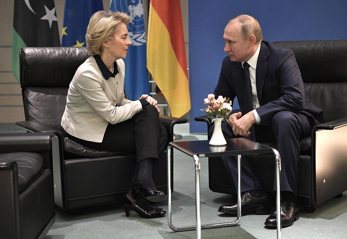 Ursula von der Leyen Europako Batzordeko presidentea eta Vladimir Putin Errusiakoa, duela bi urte, Berlinen. ALEXEI NIKOLSKY / EFE