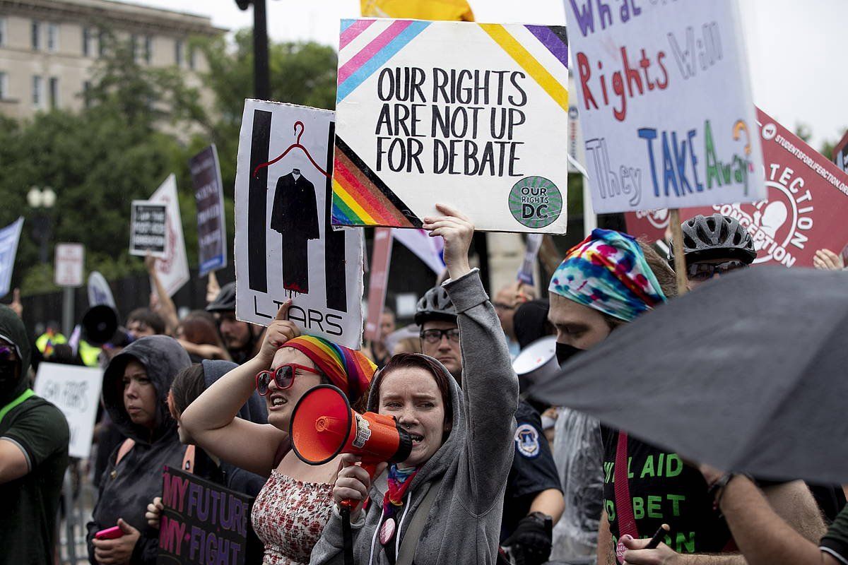 Abortatzeko eskubidearen aldeko protesta Washingtonen, Auzitegi Gorenaren parean, atzo. MICHAEL REYNOLDS, EFE