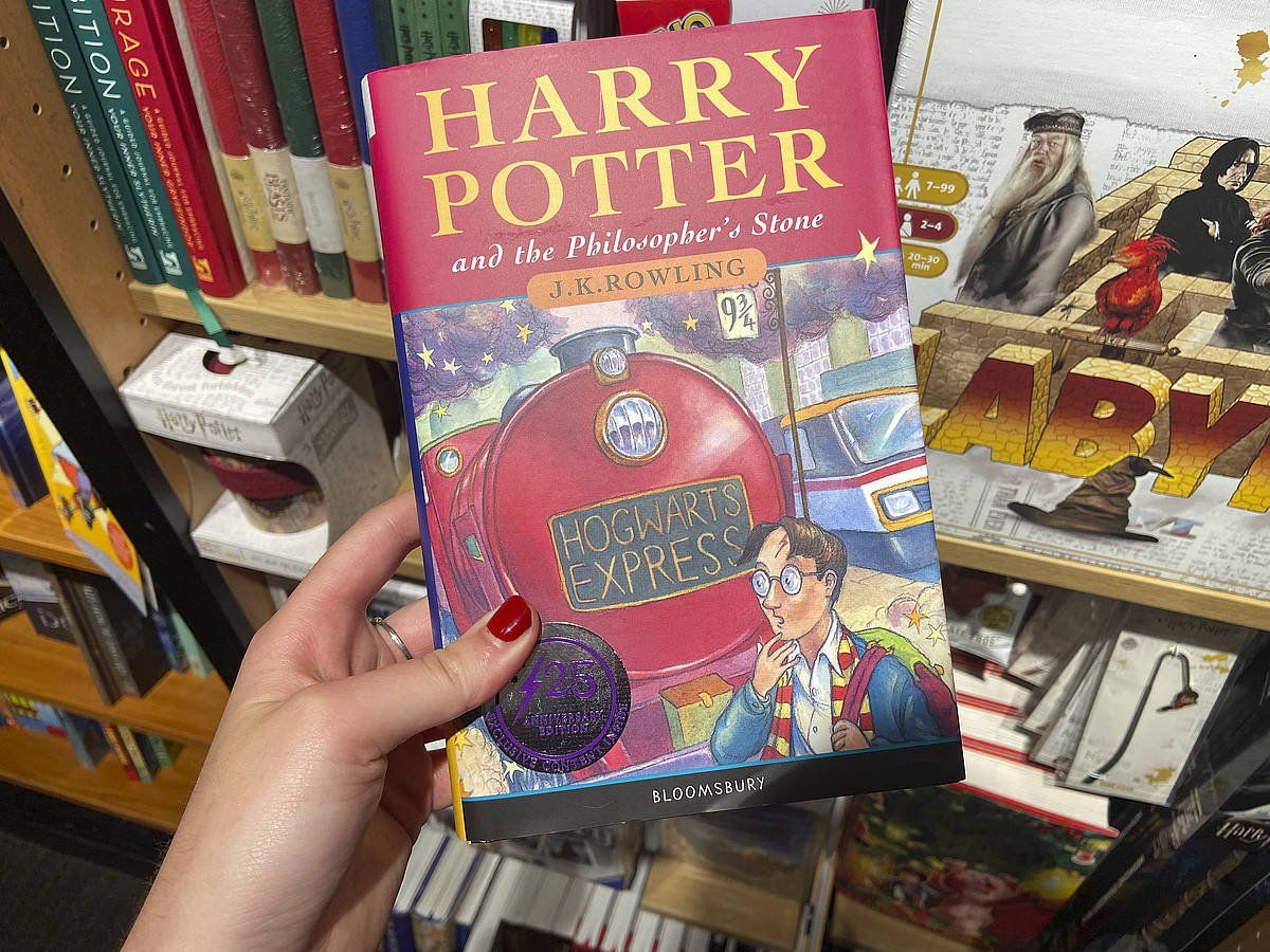 Harry Potterren sortaren lehen liburua, Londresko liburu denda batean. CLAUDIA SACREST, EFE